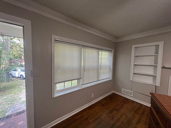 3rd image of 2202 Amelia Cir