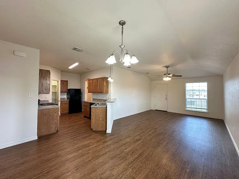 901 Lasso Dr — Photo 31