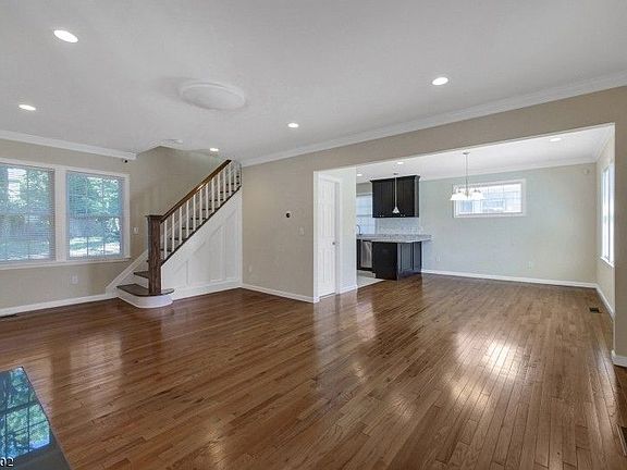 Living/dining room w/kitchen