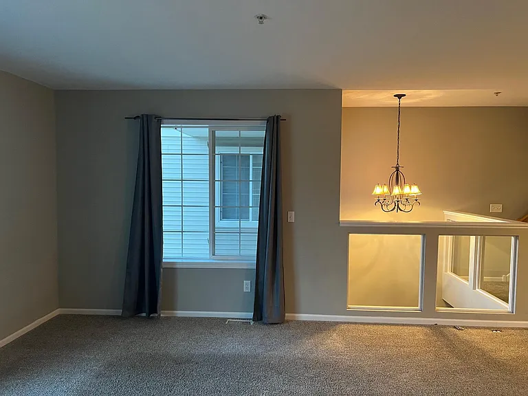 Living room (empty)
