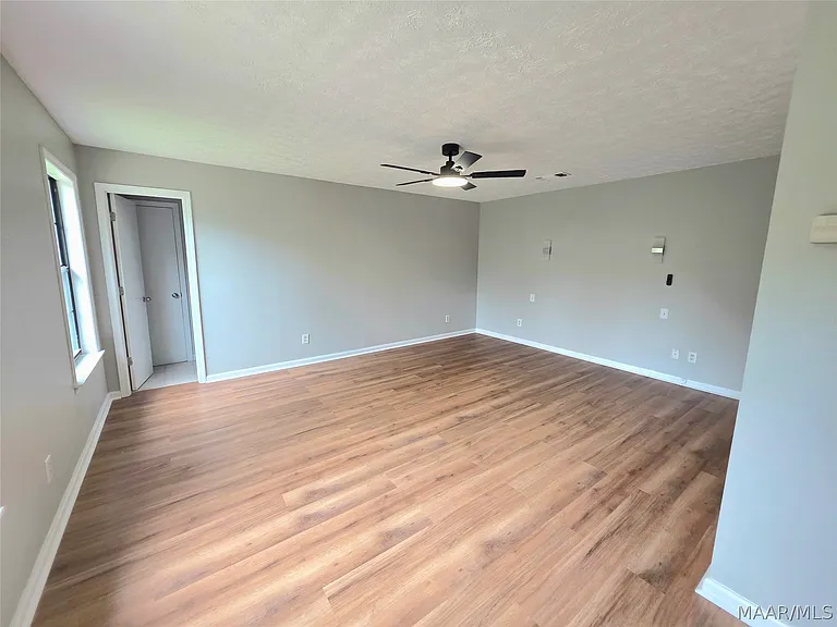 979 Newton St — Photo 15
