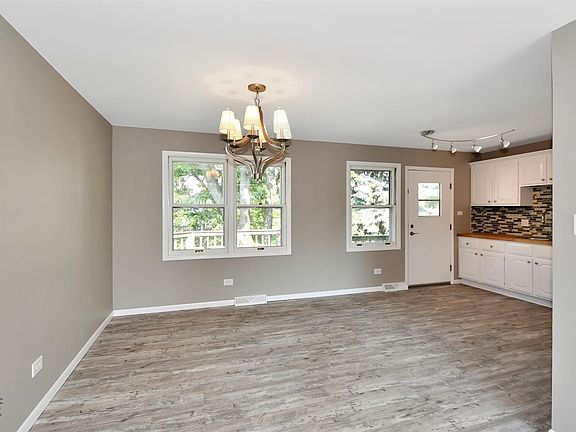 5th image of 16036 Ozark Ave
