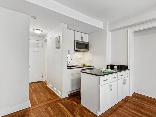 320 East 42nd Street image 1 of 12