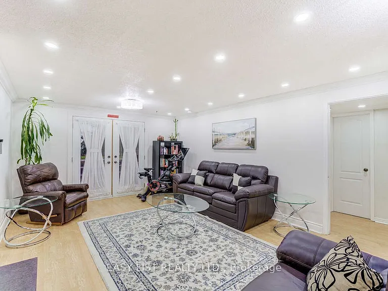 946 McBride Ave — Photo 3