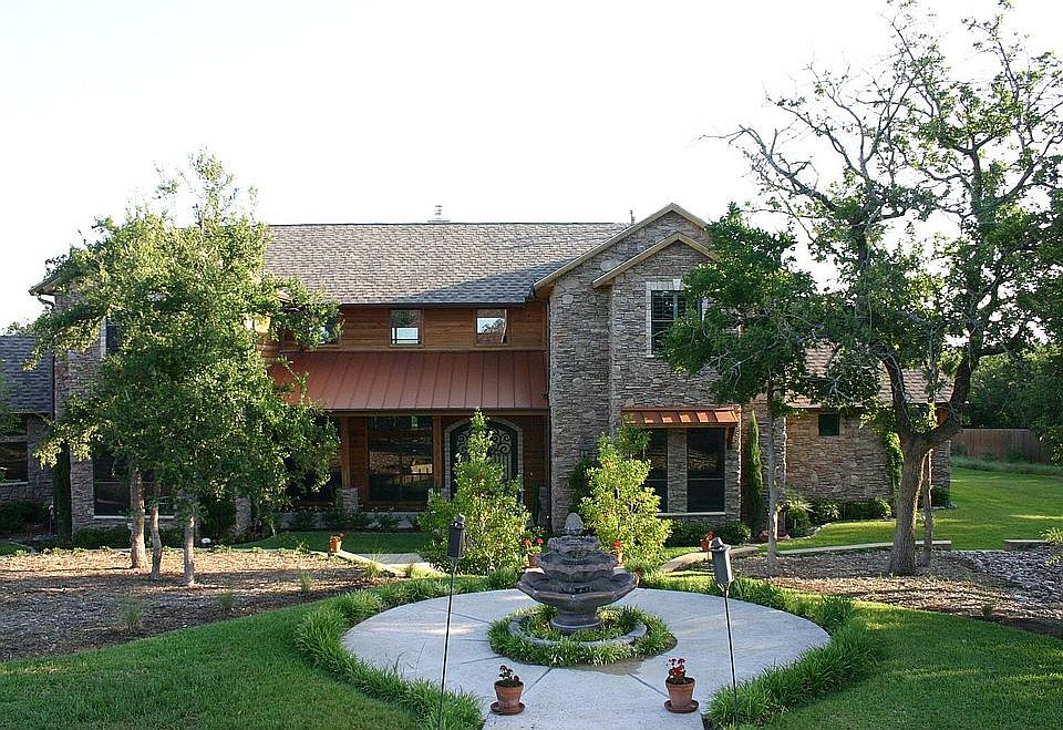 1st image of 2813 Clubhouse Dr
