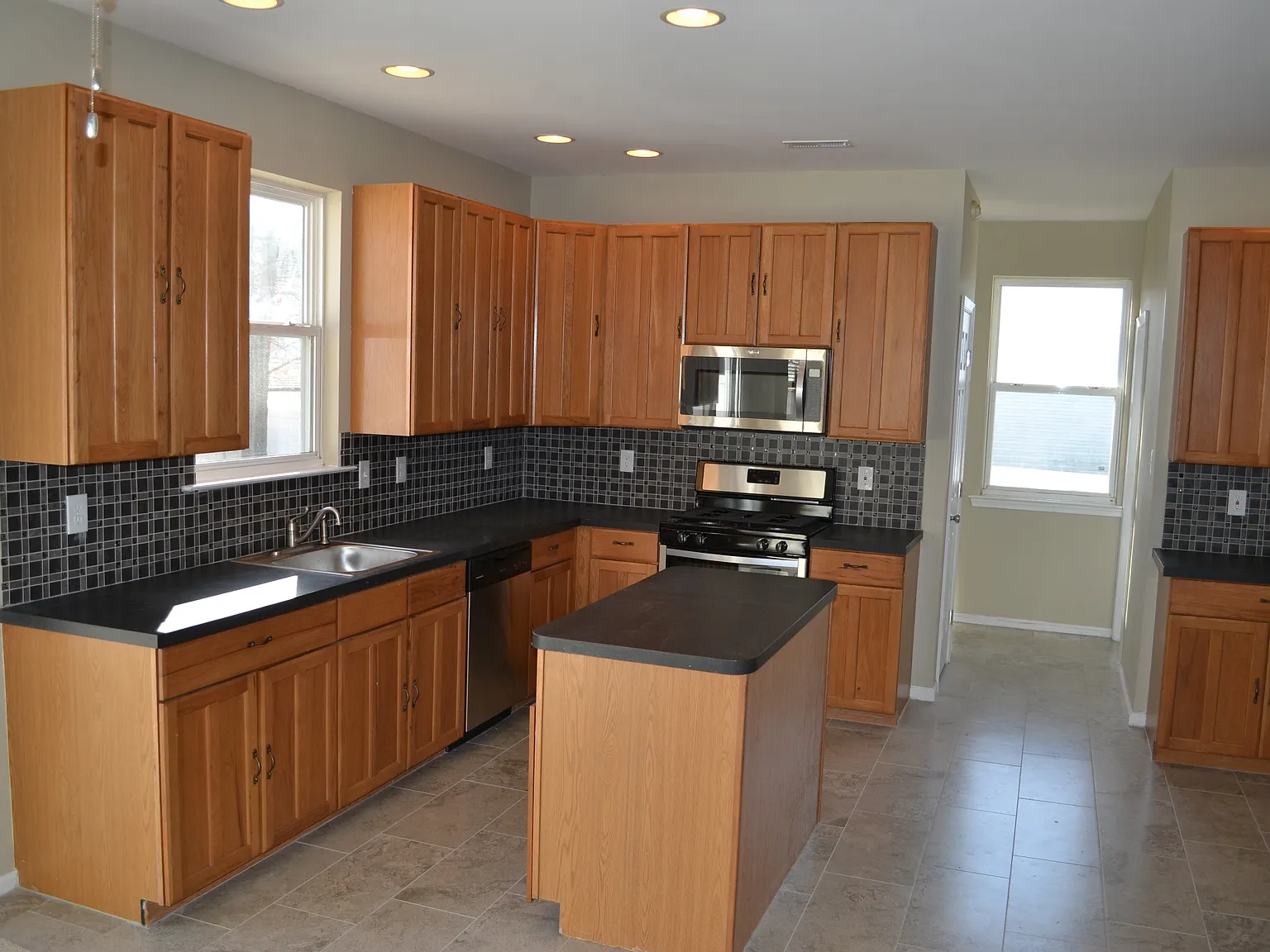 4 bed, 2.5 bath, 2376 sqft, $3,600 — Photo 3