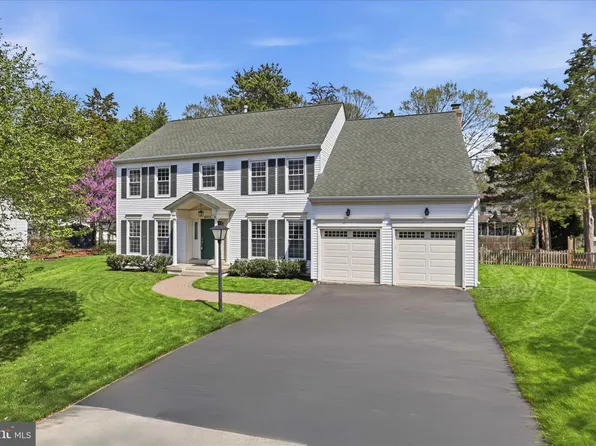 4305 Woodward Ct, Chantilly, VA 20151