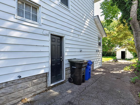 3rd image of 228 N Warren Ave