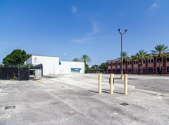 3rd image of 700 W Adams St