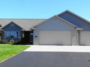 8076 Golden Primrose Cir, Neenah, WI 54956