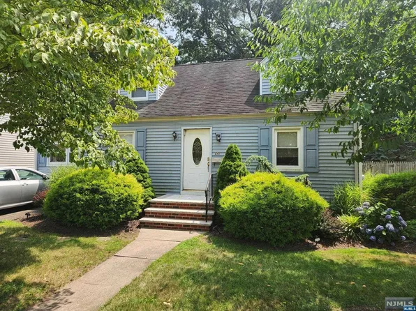 222 Henley Ave, New Milford, NJ 07646