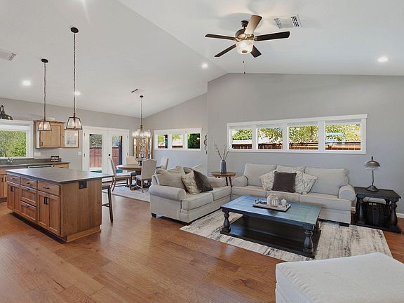 4th image of 326 SW Kennedy Way