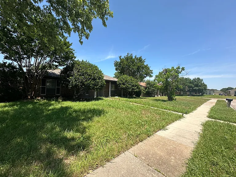 4045 Cavalry Dr — Photo 3