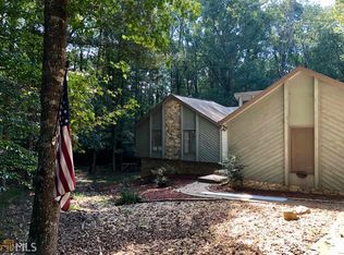 140 Essex Cir, Fayetteville, GA 30215