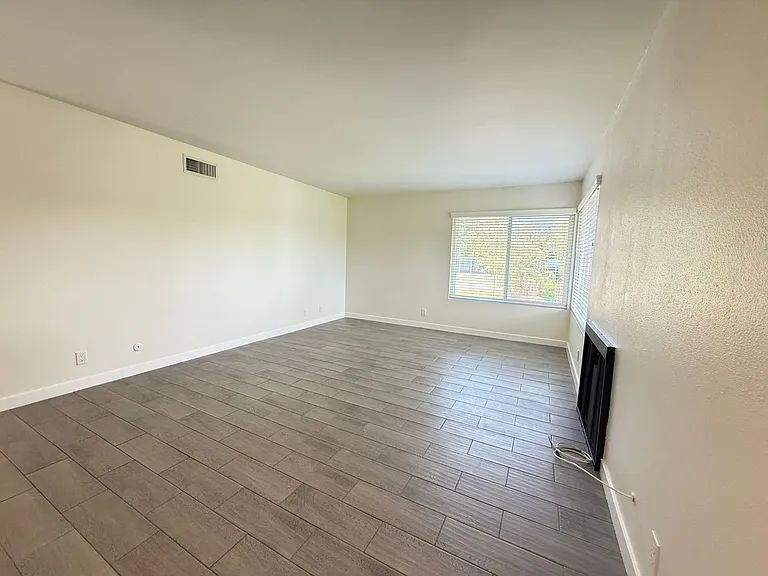 26180 Rainbow Glen Dr — Photo 4