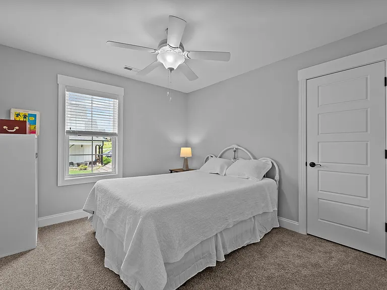 130 Amelia Dr — Photo 35