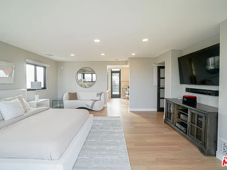 13211 Mulholland Dr — Photo 36