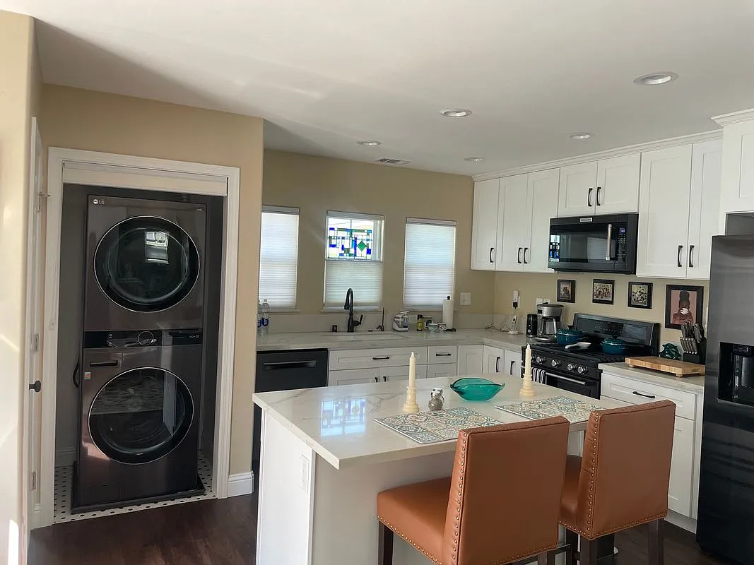 1 bed, 1.5 bath, 700 sqft, $2,250 — Photo 2