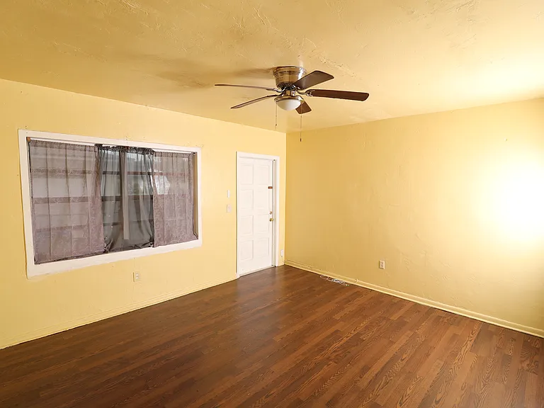 Living room (open concept)