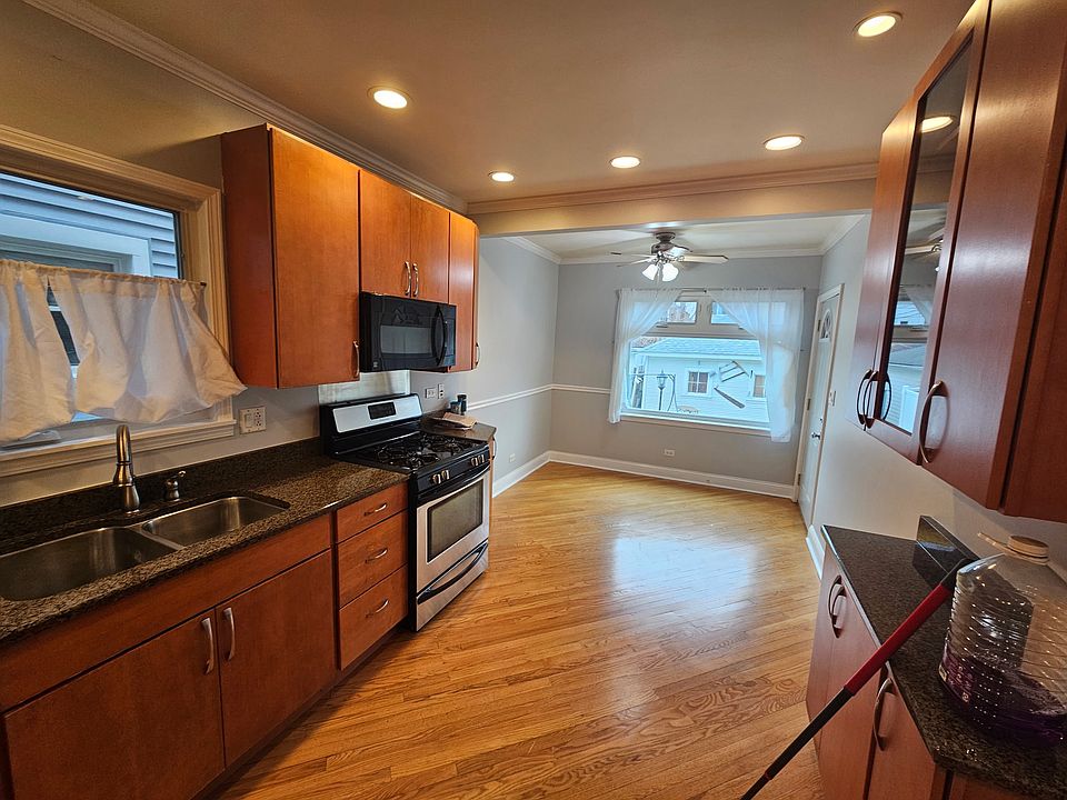 Large Eat-In Kitchen