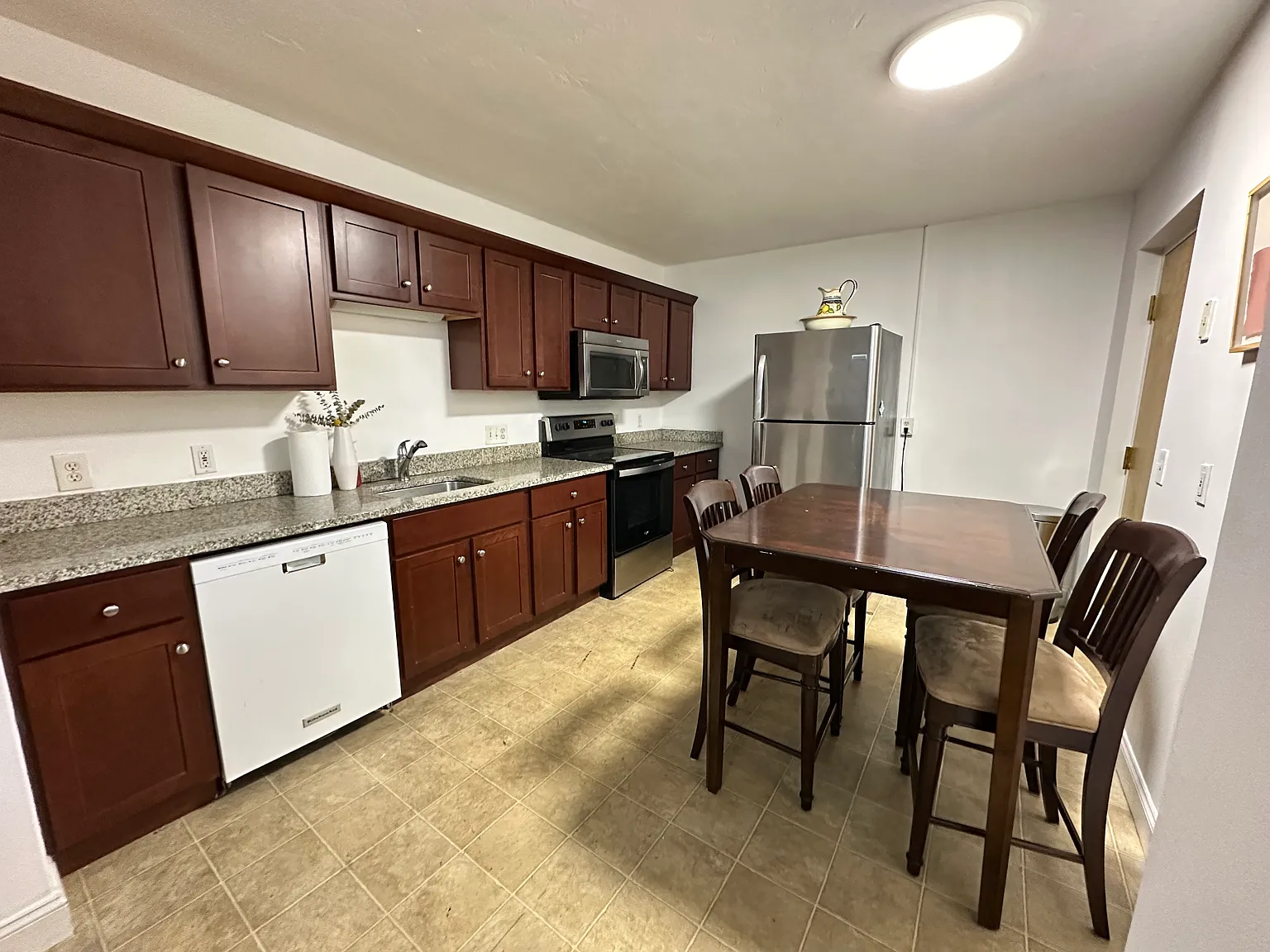 2 bed, 812 sqft, $3,000 — Photo 2