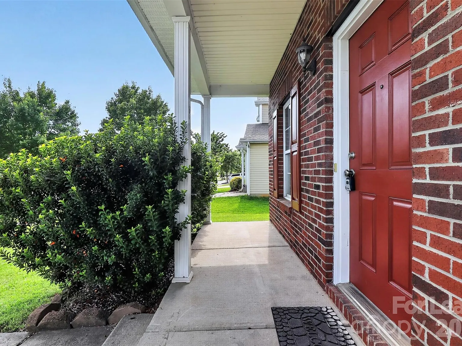 3 bed, 2.5 bath, 1800 sqft, $1,740 — Photo 3