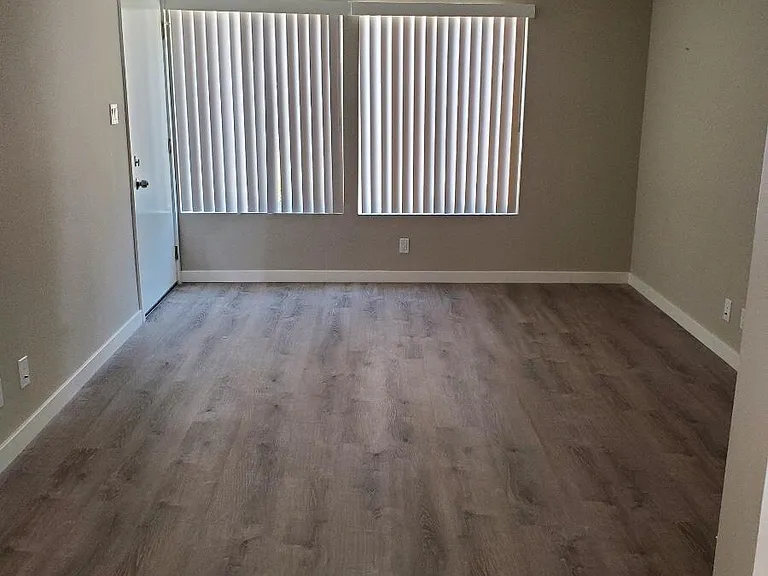212 W Elk Ave #2 — Photo 2