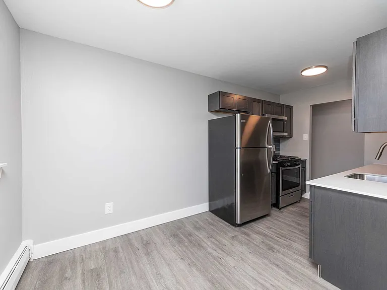 St. Laurent Apartments — Photo 6