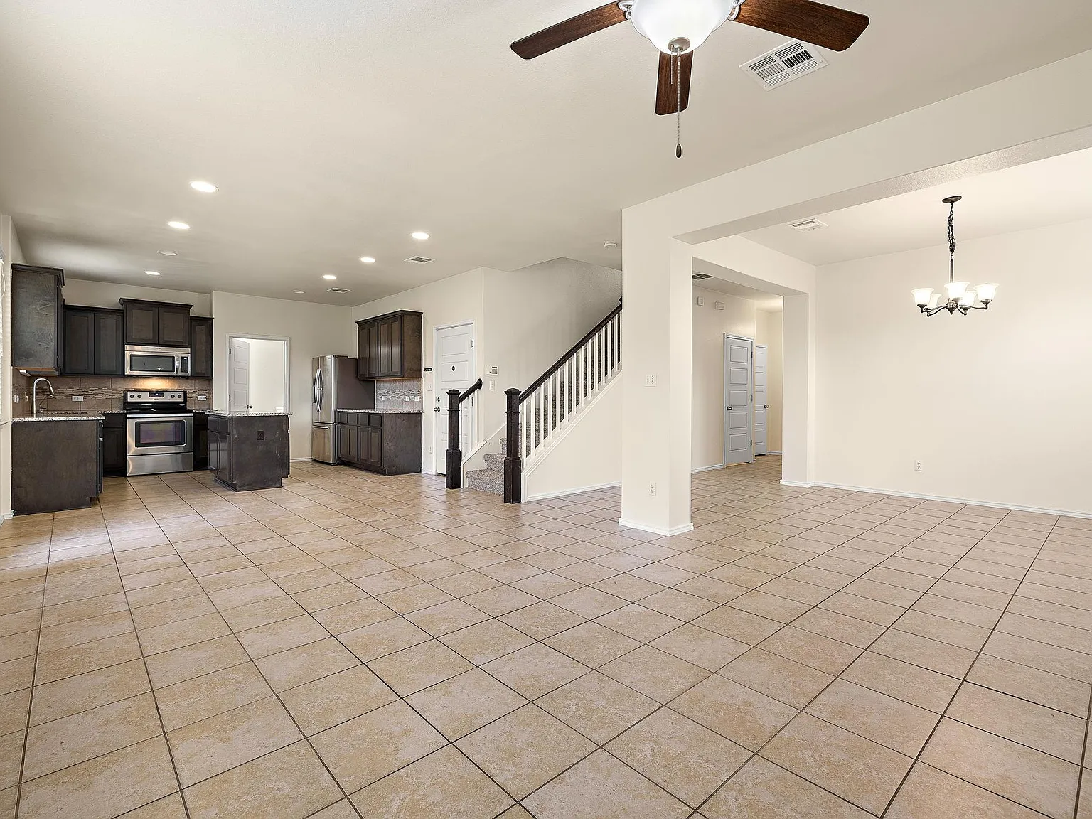 4 bed, 2.5 bath, 2420 sqft, $2,500 — Photo 4