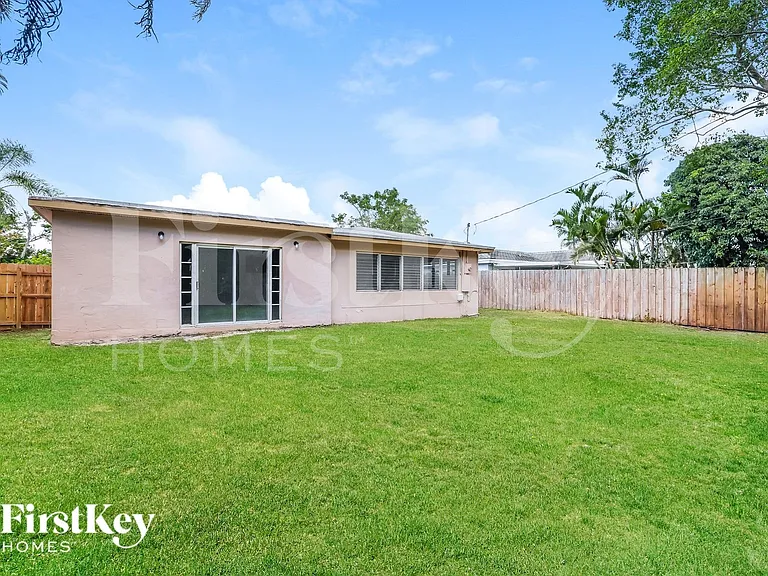 4810 NE 8th Ave — Photo 15