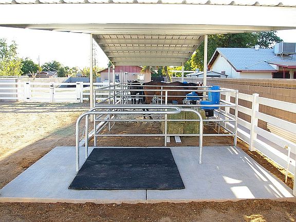 3 stall mare motel w/wash rack. 2-12' 
