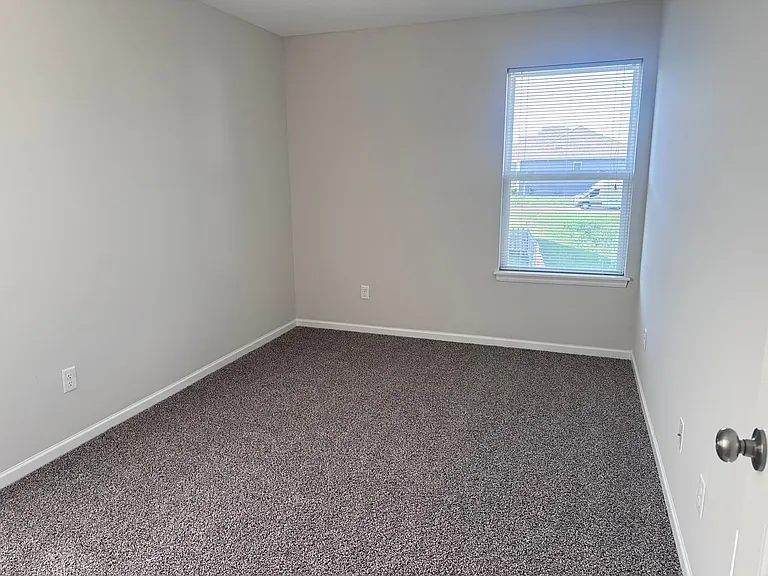 1540 NE Erin Ct — Photo 17