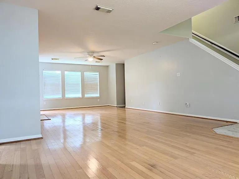 4521 Stonebridge Dr — Photo 2