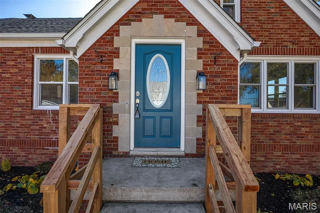 563 Sarah St photo 1