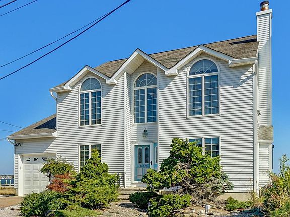 3rd image of 689 Bay View Dr