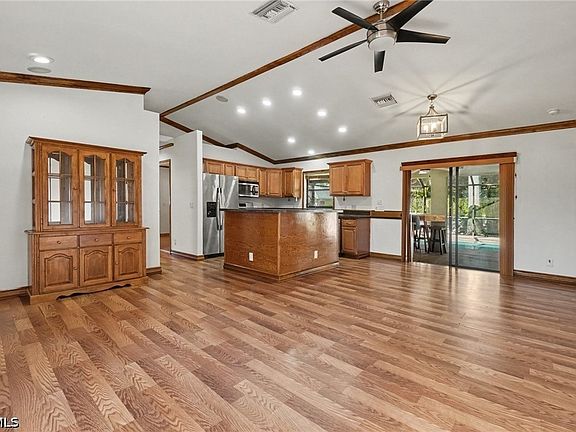 4th image of 1111 Thompson Ave