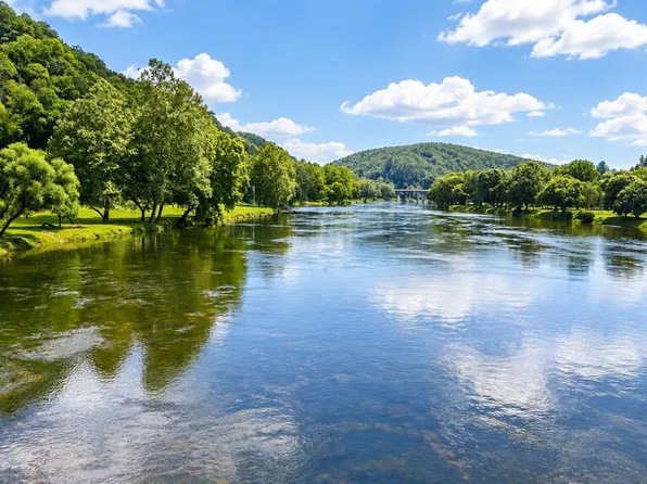 689 River Beach Ln, Galax, VA 24333
