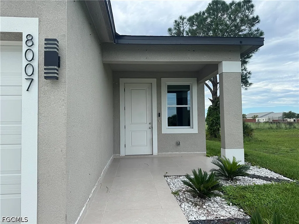 3 bed, 2.0 bath, 1731 sqft, $2,400 — Photo 2