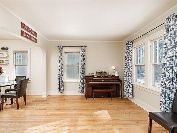 4th image of 245 Avenue E