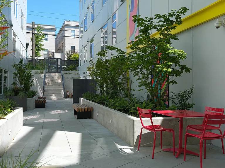 Hilite_ExteriorCourtyard_20240712 (4)