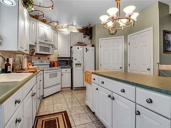 5th image of 3374 Queens Ln