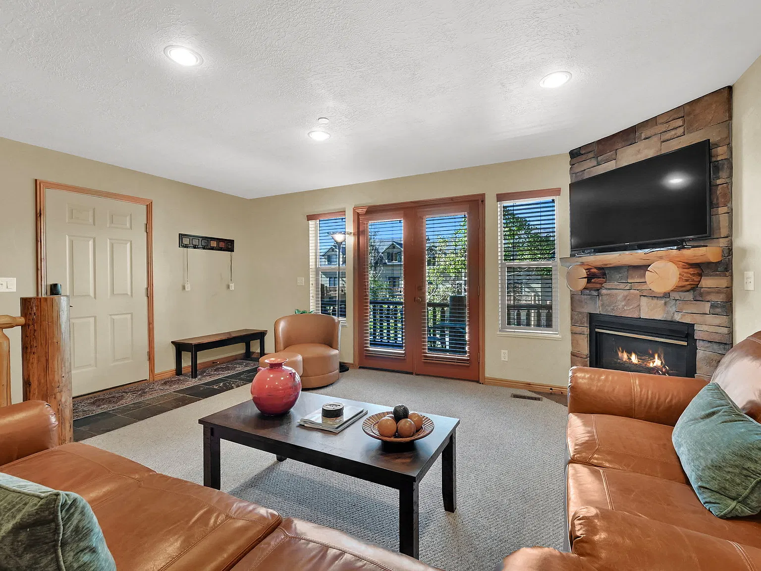 2 bed, 2.5 bath, 1300 sqft, $2,800 — Photo 1