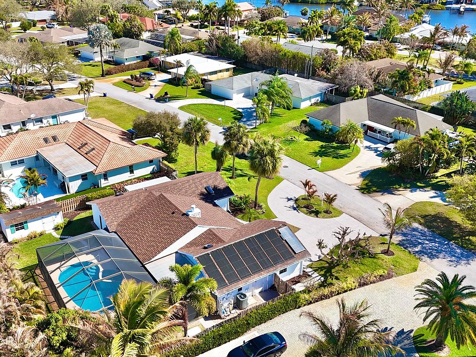 1st image of 14 SE Paddock Circle