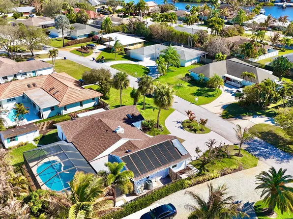 14 SE Paddock Cir, Jupiter, FL 33469