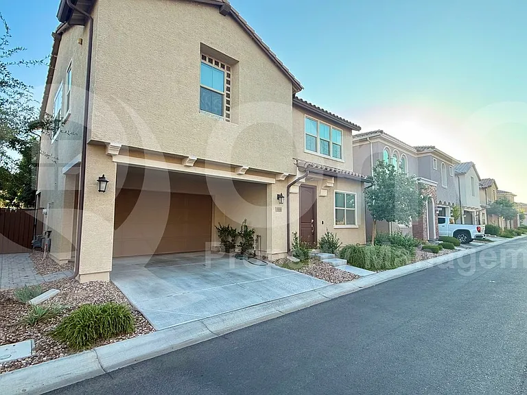 1068 E Sabino Dr — Photo 3