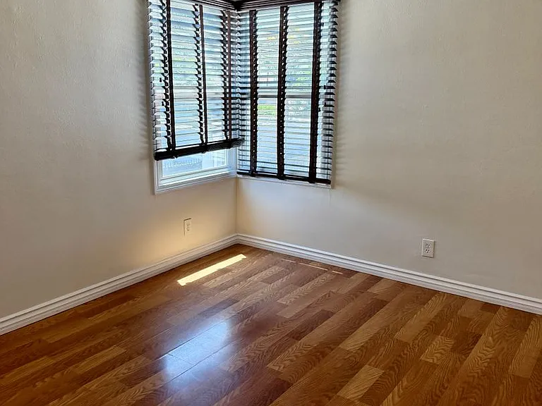 2534 Cedar Ave — Photo 10