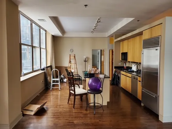 212 W Washington St APT 1805, Chicago, IL 60606