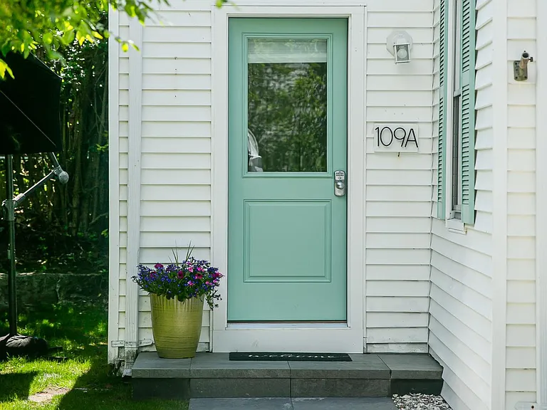 109A Aquidneck Ave — Photo 2