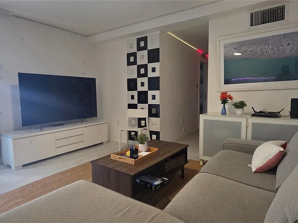846 Michigan Ave #101