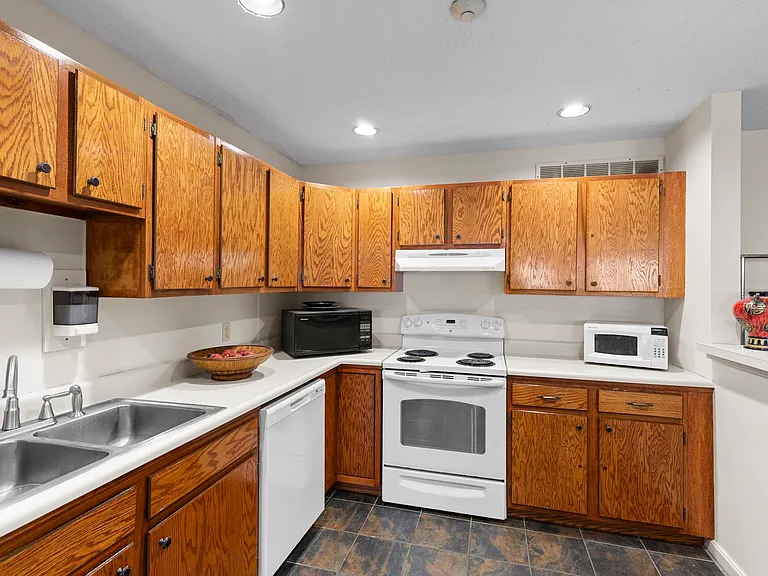 1610 White Cedar Blvd — Photo 20